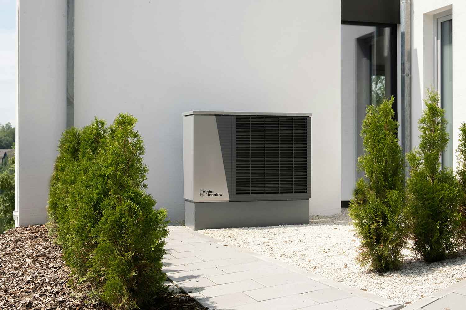 Moderne Wärmepumpe an einem Wohngebäude